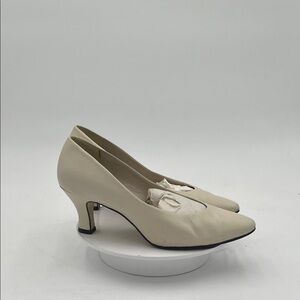 Vintage Nine West Cream Pointed Toe Court Shoes Women’s Size 6 Made in Brazil